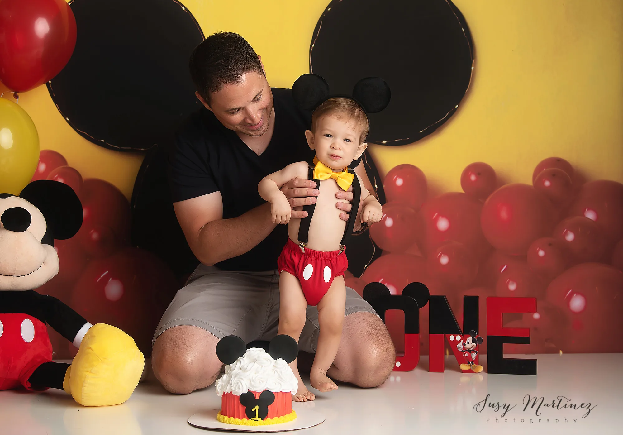 dad helps son with cake smash in Las Vegas