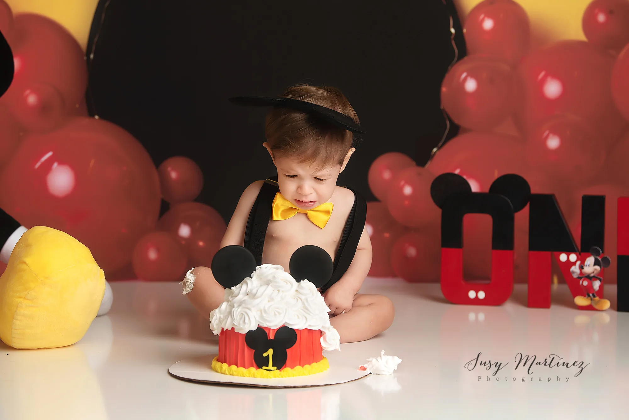 baby cries during cake smash with Disney cake