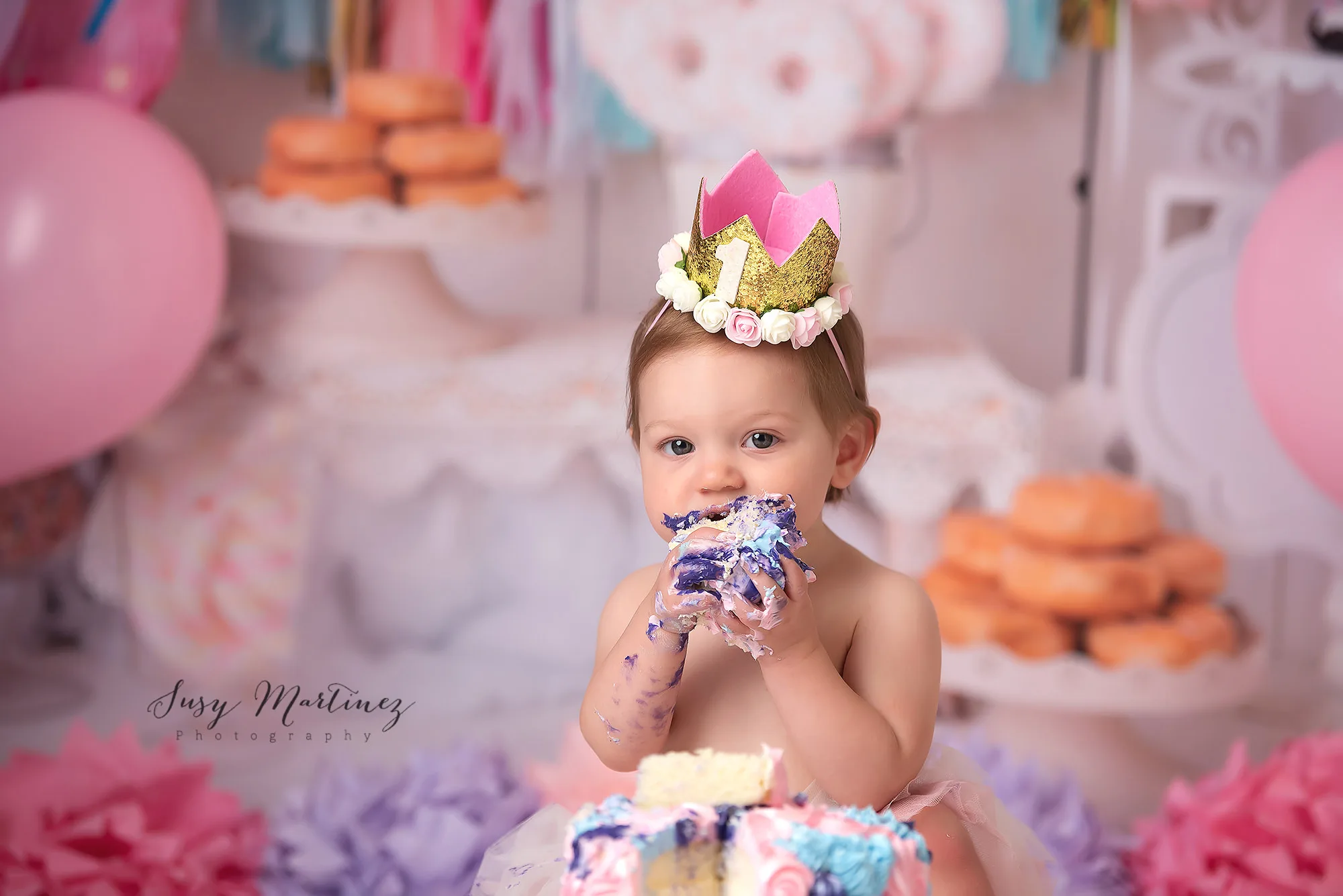 birthday girl eats cake during pastel cake smash