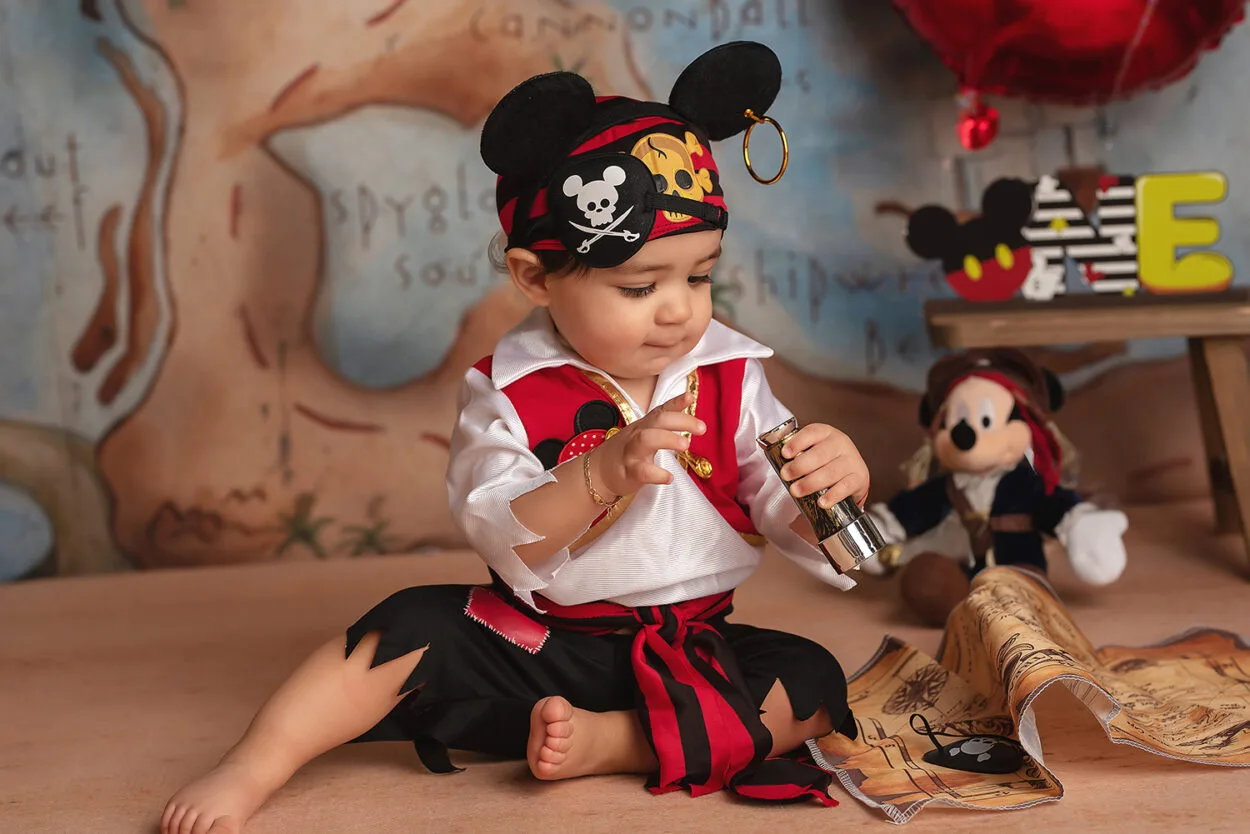 Las Vegas photographer Susy Martinez photographs baby during pirate cake smash