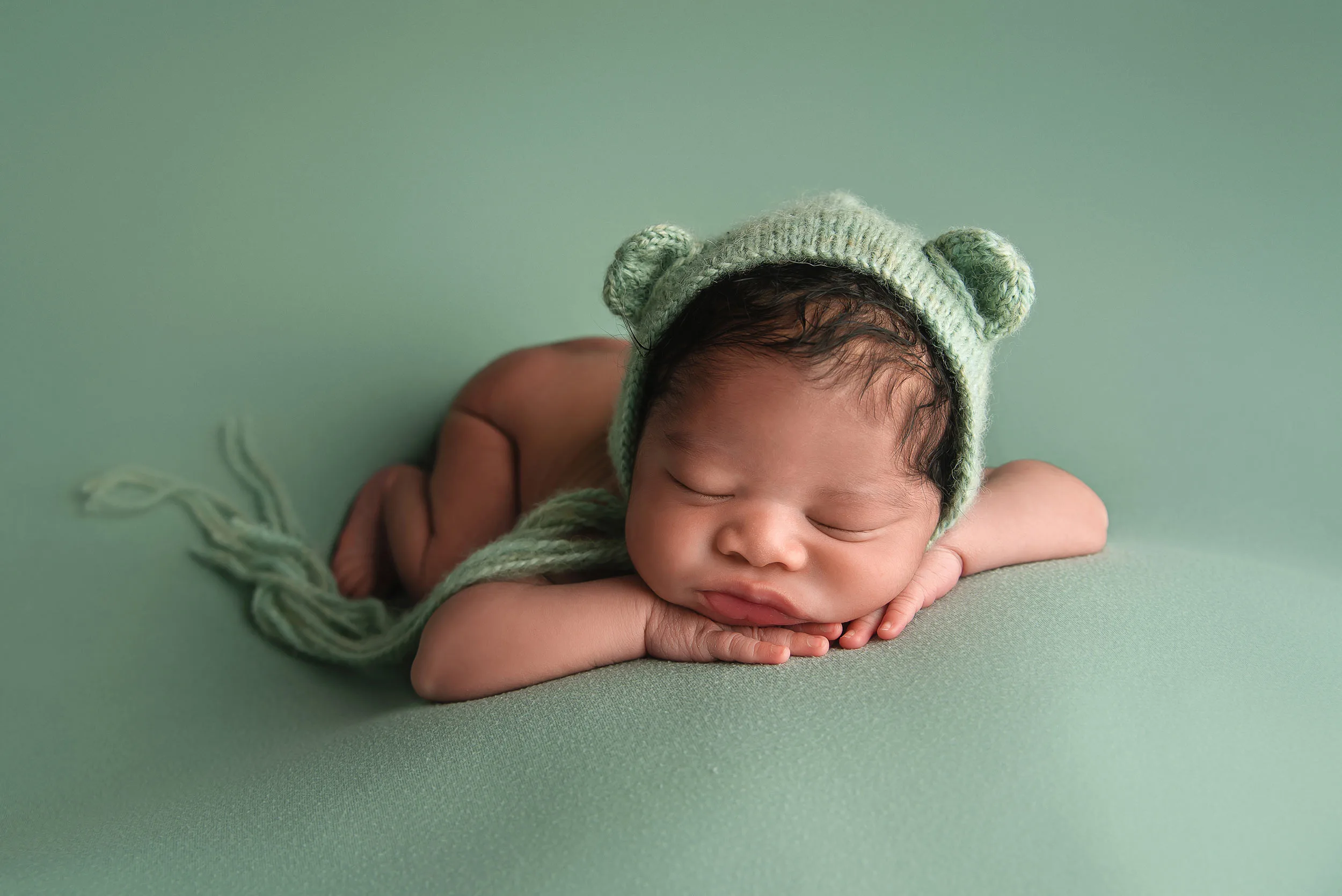 las vegas newborn photographer baby in bonnet