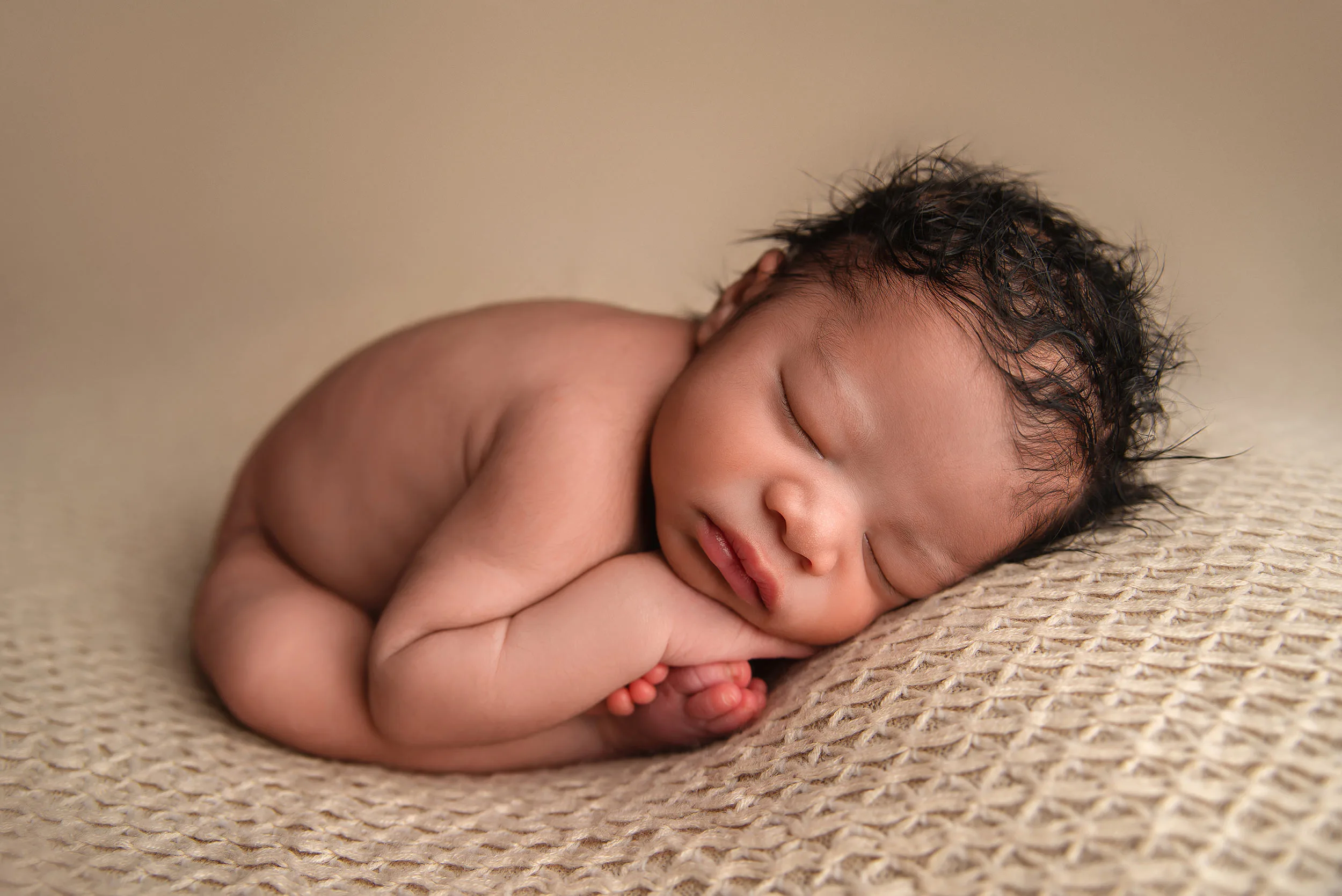 las vegas newborn photographer womb pose