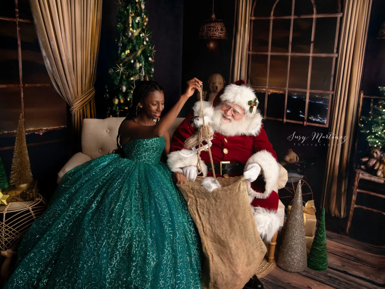 Christmas Models 0127 Happy to receive a gift from Santa